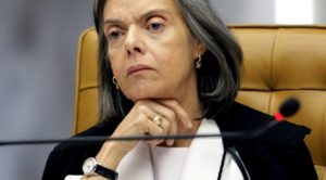 Carminha vira Carmen e dribla leões na cova do STF